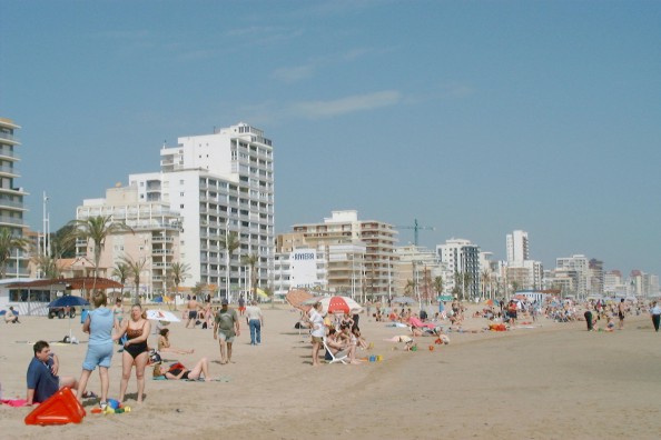 Foto tomada desde el puerto el d&iacute;a 2-5-2003. El edificio es el edificio blanco alto